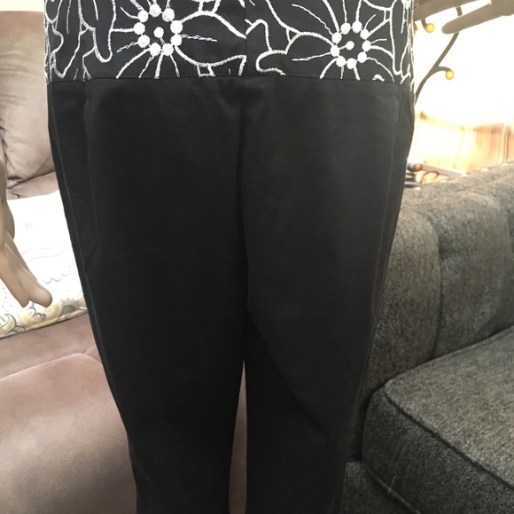 Dressy embroidered capri pants - Picture 5 of 5